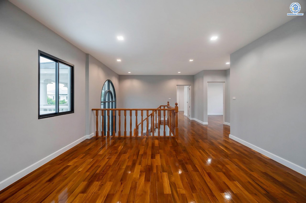 บ้านมือสองตกแต่งใหม่ โครงการ ลดาวัลย์ ปิ่นเกล้า-เพชรเกษม หลังมุม เนื้อที่ 102 ตร.ว. บนพื้นที่ใช้สอย 243.08 ตร.ม. ฟังก์ชัน 4 ห้องนอน 4 ห้องน้ำ 1 ห้องแม่บ้าน จอดรถได้ 2 คัน สภาพแวดล้อมดี ทำเลติดถนนกาญจนาภิเษก เดินทางเข้าสู่เมืองได้สะดวกเชื่อมต่อ ถนนเพชรเกษม ถนนราชพฤกษ์ ถนนกัลปพฤกษ์ ใกล้เดอะมอลล์บางแค ใกล้รถไฟฟ้าสายสีน้ำเงิน "สถานีหลักสอง" และ จุดขึ้นทางด่วน "ศรีรัช"